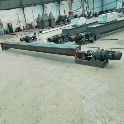 Bubuk bijih tembaga melalui konveyor heliks